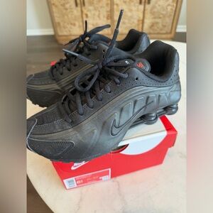 Nike Shox R4 Black size 6.5 Youth 8 women’s